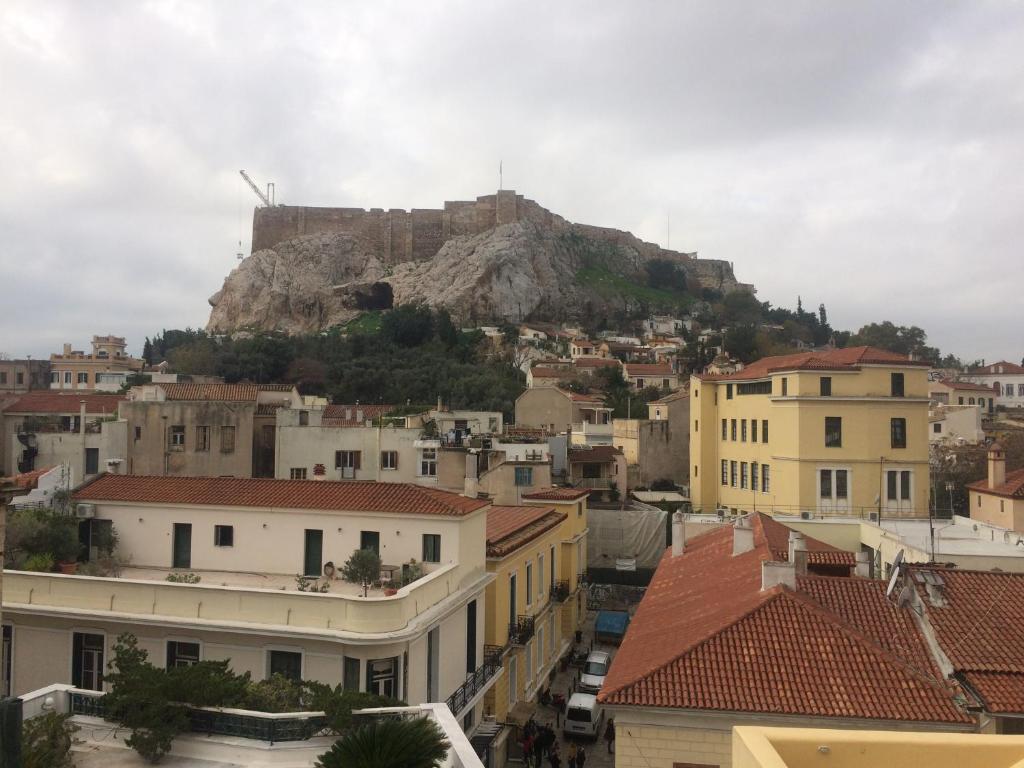 uitzicht op een stad met een kasteel op een heuvel bij Check Point - Plaka in Athene