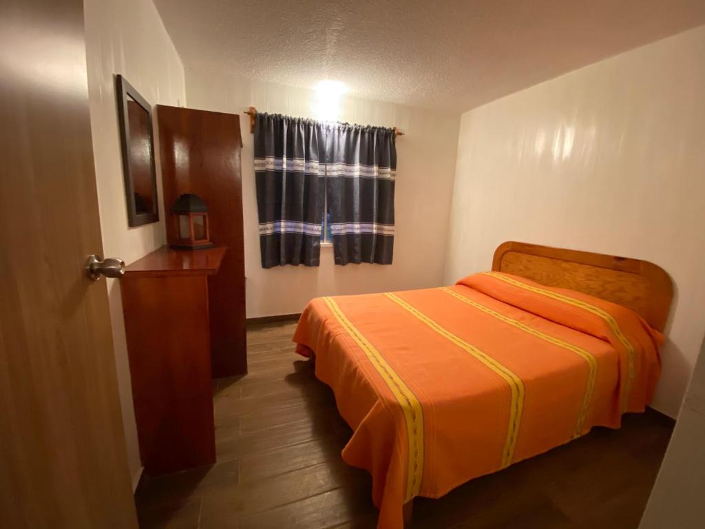 Postel nebo postele na pokoji v ubytování Zirahuen Los Cedritos