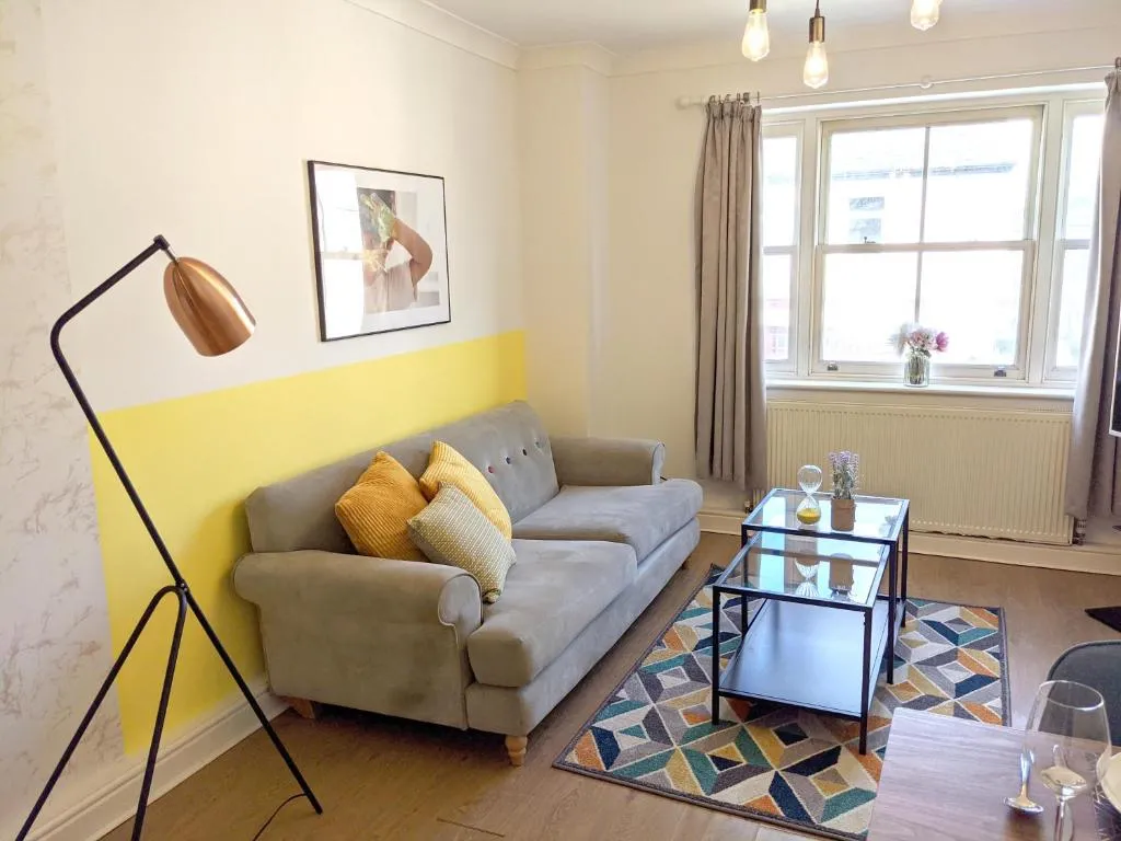 AMAZING 2 bed apartment in CITY centre, sleeps up to 5 !!, Cambourne, United Kingdom
