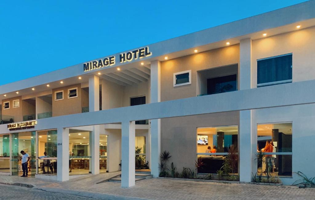 un homme debout devant un hôtel dans l'établissement MIRAGE HOTEL, à Porto Seguro