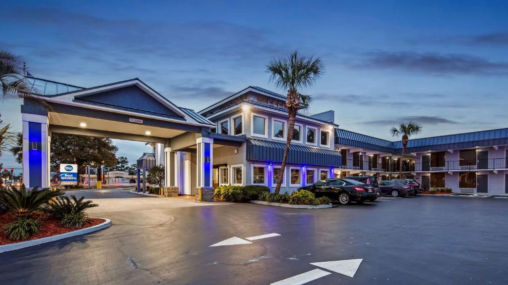 a parking lot in front of a hotel at Best Western Central Inn in Savannah