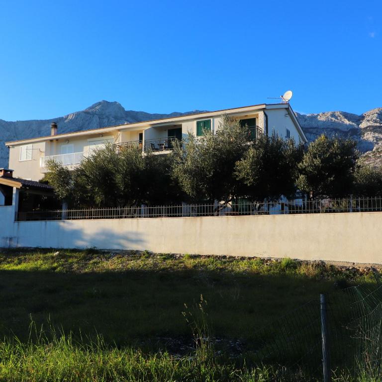Nespecifikovaný výhled na hory nebo výhled na hory při pohledu z apartmánu