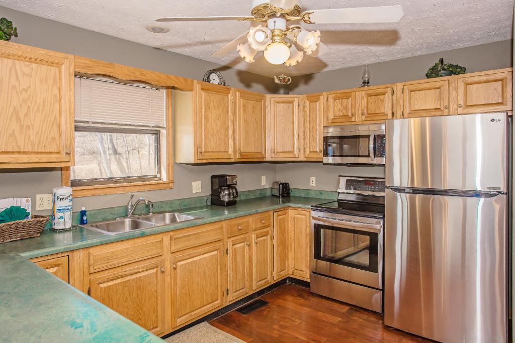 Her Majesty S Way Gatlinburg Updated 21 Prices Her Majesty S Way Gatlinburg Updated 21 Prices