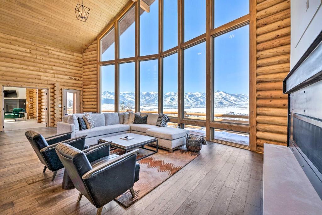 Luxe Mountain Cabin with Spa, 6 Mi to Park City!, Park City (updated