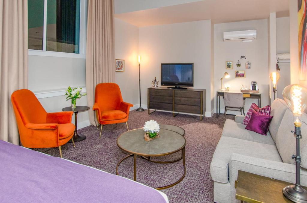TV a/nebo společenská místnost v ubytování The Dundee - A Trace Hotel