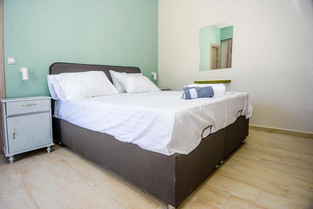 Postel nebo postele na pokoji v ubytování tzogias apartments pan