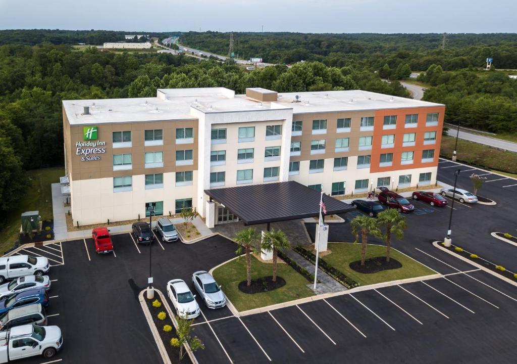 una vista aérea de un hotel con coches aparcados en un aparcamiento en Holiday Inn Express & Suites Greenville S - Piedmont, an IHG Hotel, en Piedmont