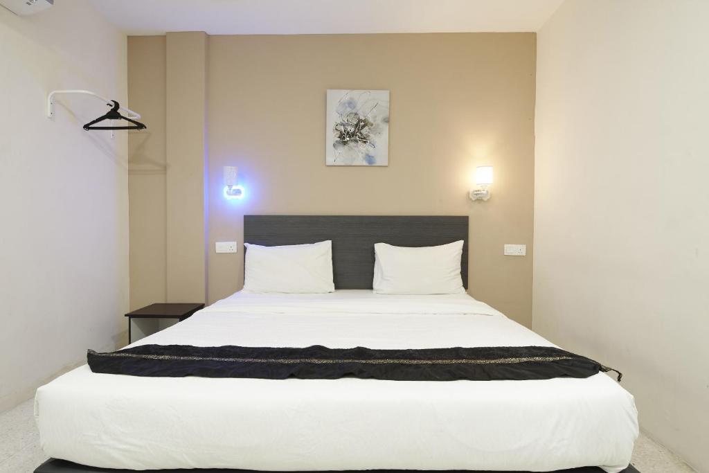 Postel nebo postele na pokoji v ubytování M S Hotel, Tengku Kelana KTM Klang