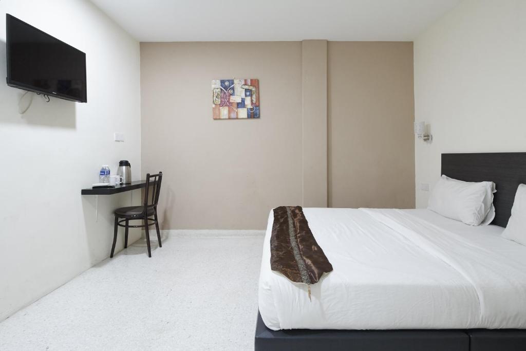 Postel nebo postele na pokoji v ubytování M S Hotel, Tengku Kelana KTM Klang
