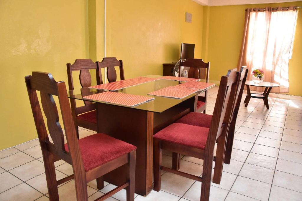 una sala da pranzo con tavolo e sedie di Aanola Villas A4 Spacious Caribbean Casa a Charlotte