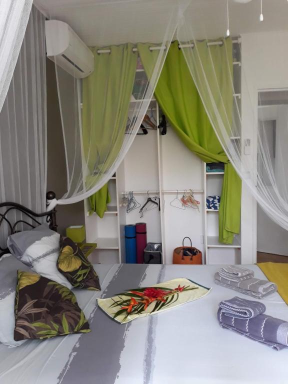 Postel nebo postele na pokoji v ubytování chambre et table d’hôte au Diamant