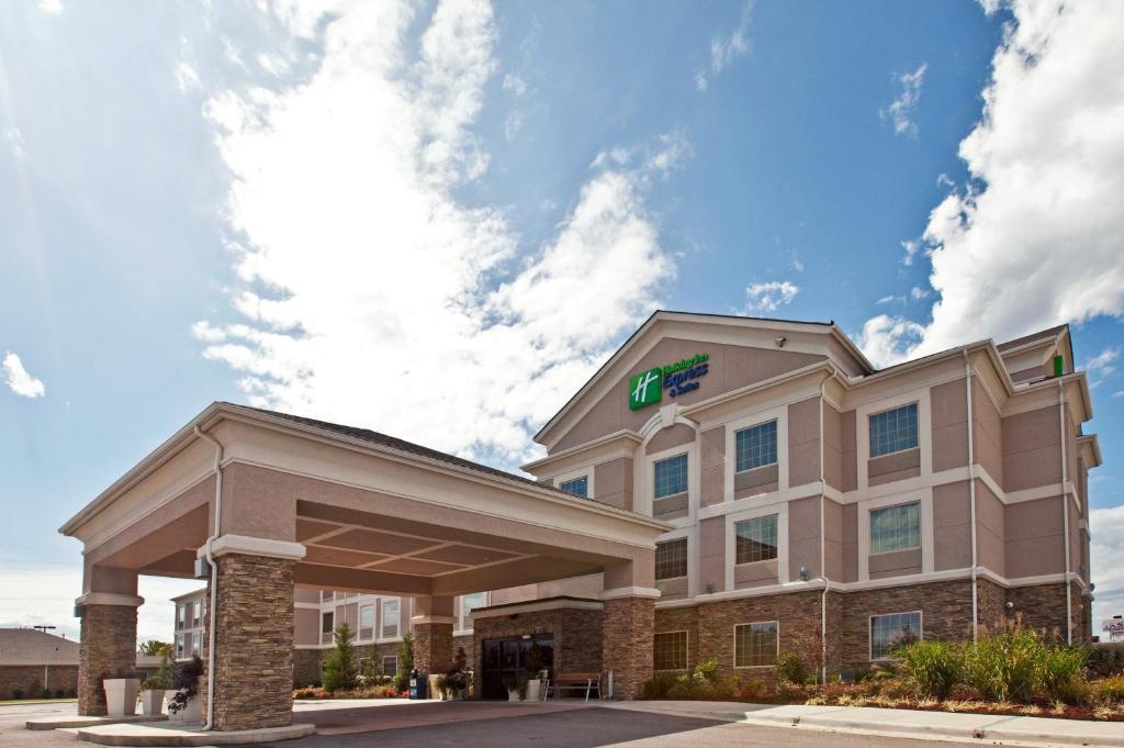 una representación del frente de un hotel en Holiday Inn Express Hotel and Suites Ada by IHG, en Ada