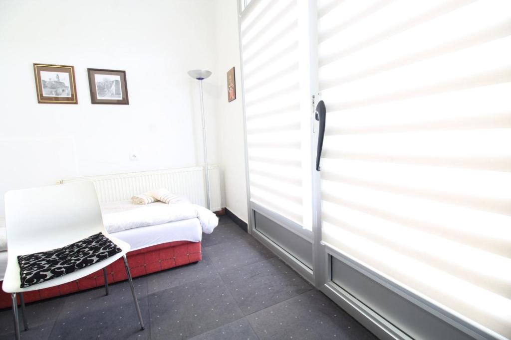nikolaj mirlikiski - One-Bedroom Apartment
