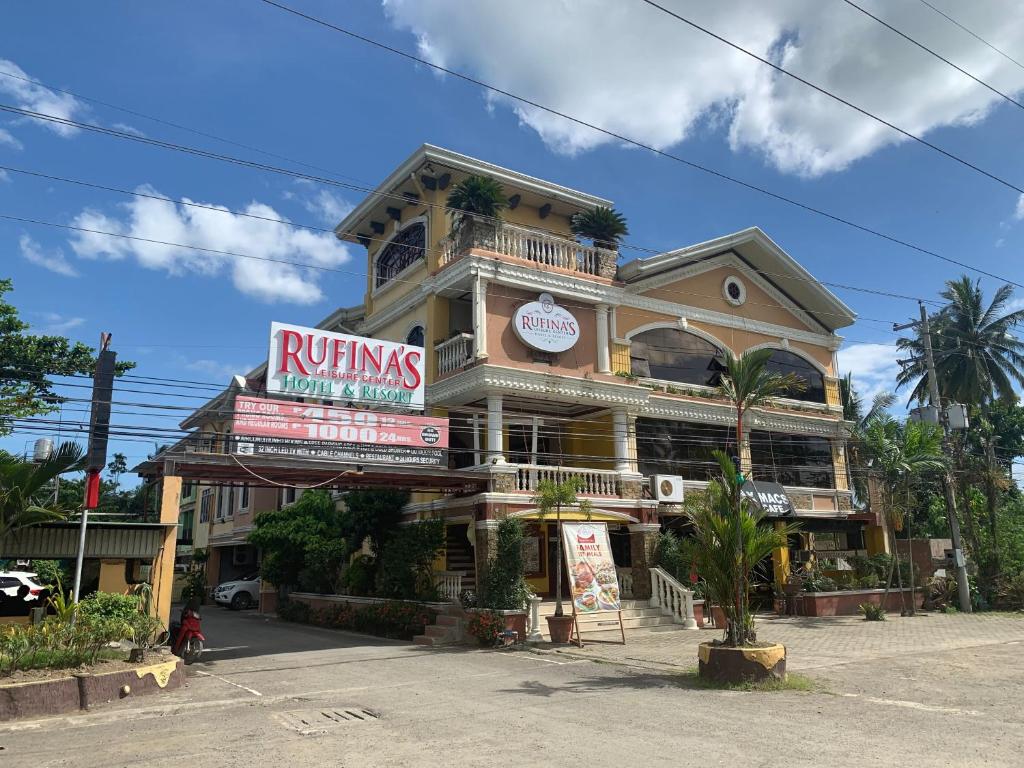 un edificio con un ristorante Rythmias su una strada di Rufina's Leisure Center a Tagum