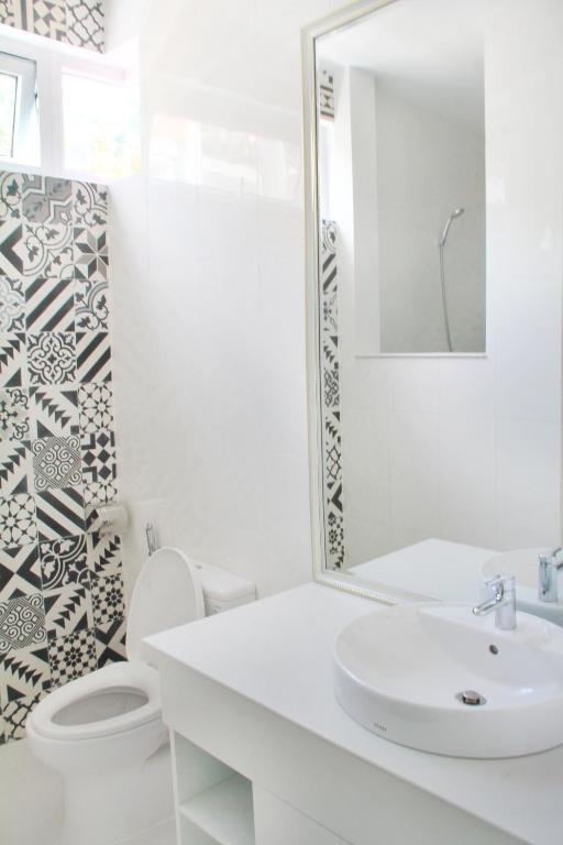 MIDMOST Villa Hotel - 11