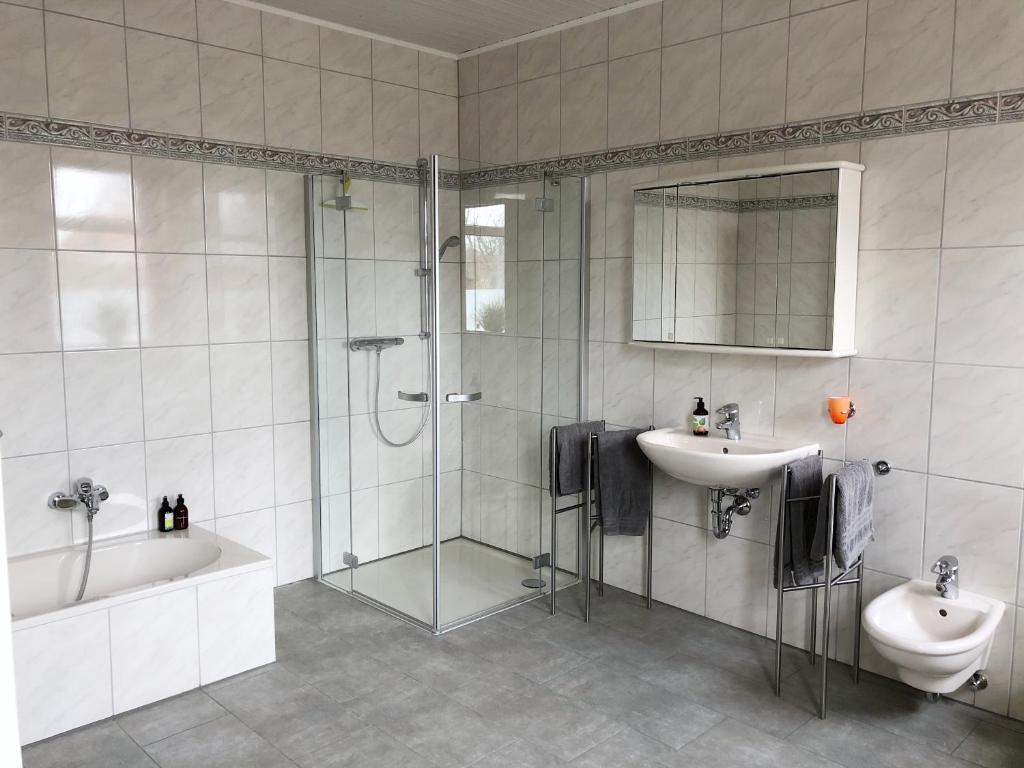 La salle de bains est pourvue d'une douche, d'un lavabo et de toilettes. dans l'établissement INTERGO - Zimmer mit privatem Bad & Gemeinschaftsküche, à Brackel