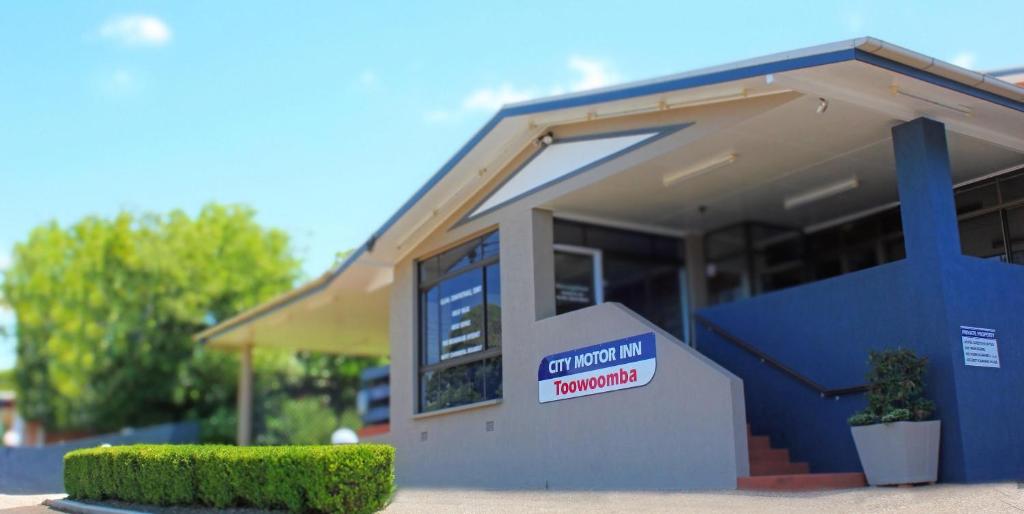 un edificio azul con un cartel delante en City Motor Inn, en Toowoomba