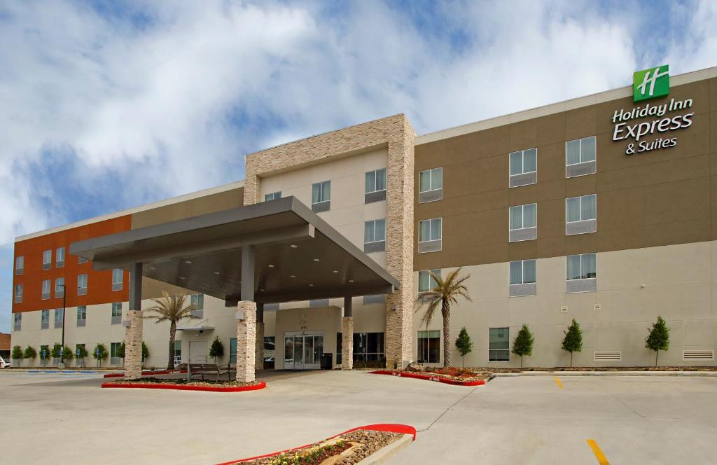 Holiday Inn Express & Suites Lake Charles South Casino Area, an IHG