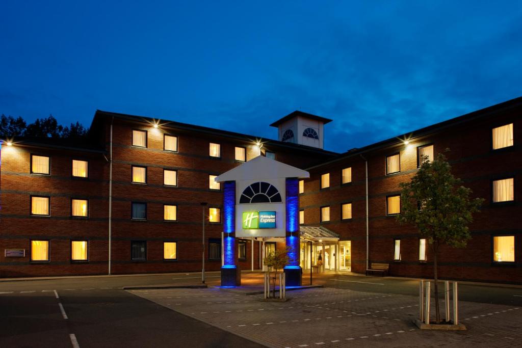 um edifício com uma torre de relógio em cima em Holiday Inn Express Droitwich Spa, an IHG Hotel em Droitwich