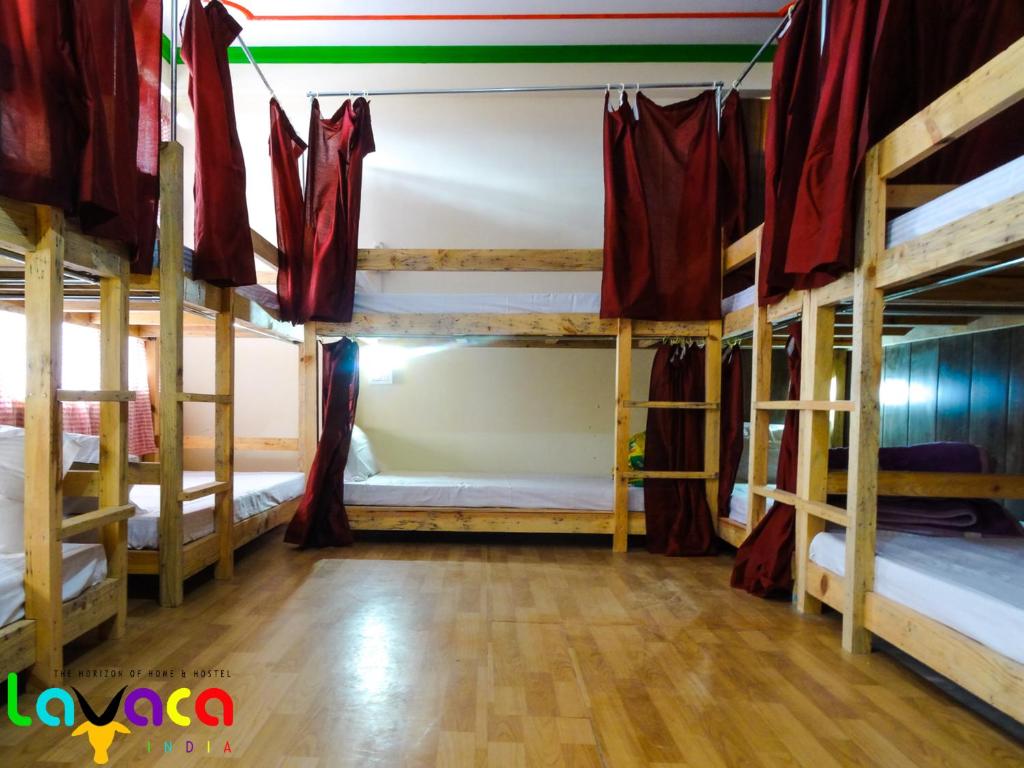 Letto o letti in una camera di La Vaca India Manali