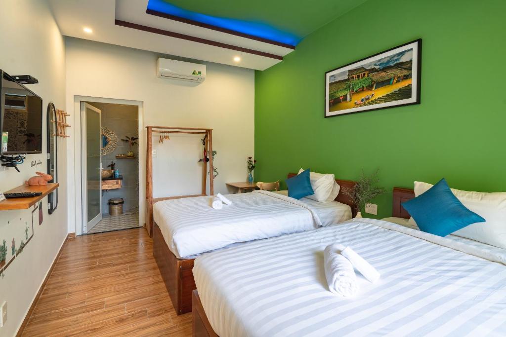 Postel nebo postele na pokoji v ubytování An Bang Sea Adventure Homestay Hoi An