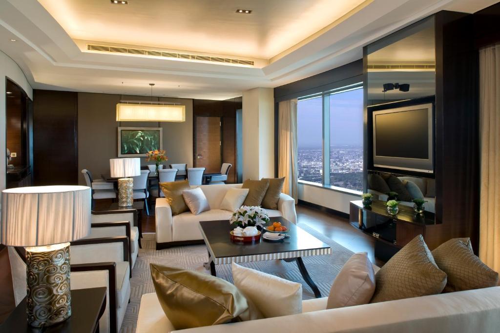 a living room with couches and a television at Shangri-La Far Eastern Tainan in Tainan