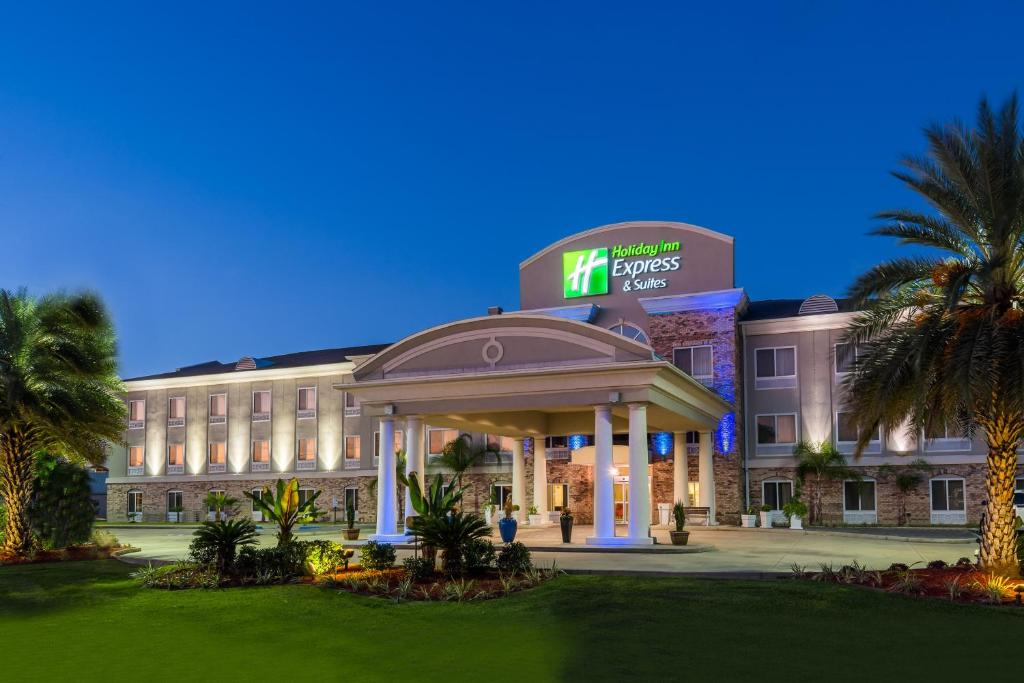 ein Hotelgebäude mit einem Pavillon davor in der Unterkunft Holiday Inn Express Hotel & Suites New Iberia - Avery Island, an IHG Hotel in New Iberia