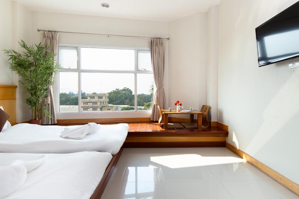 Postel nebo postele na pokoji v ubytování Kanchanaburi City Hotel