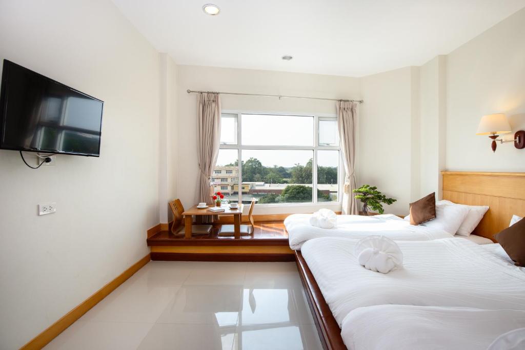 Postel nebo postele na pokoji v ubytování Kanchanaburi City Hotel