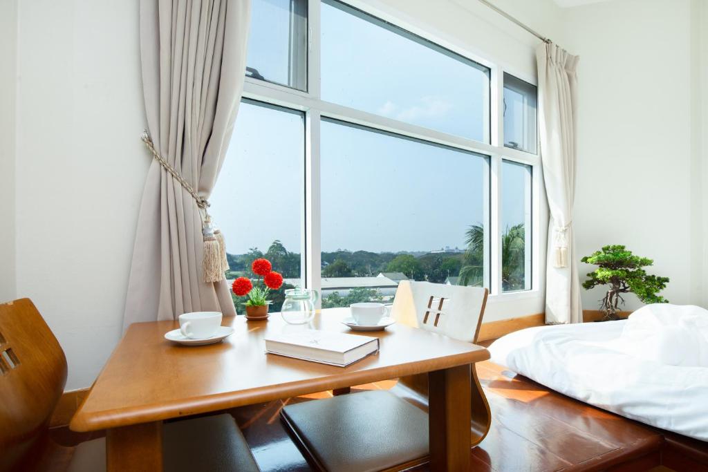 Postel nebo postele na pokoji v ubytování Kanchanaburi City Hotel