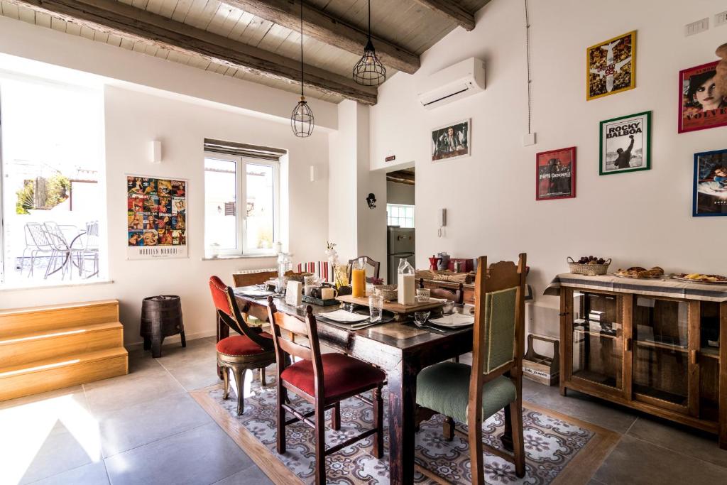 uma sala de jantar com mesa e cadeiras em Ad Hoc Rooms em Palermo