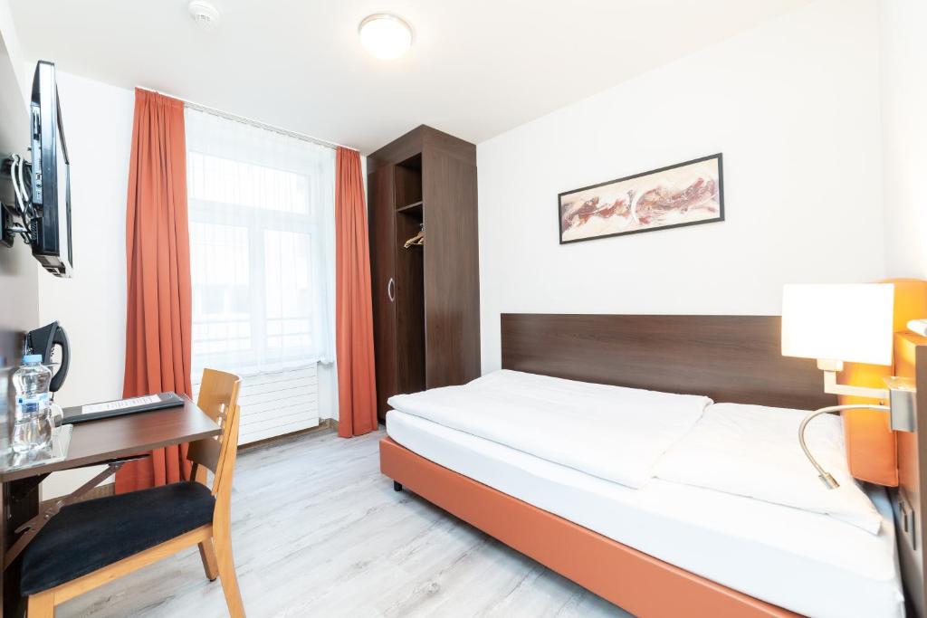 Postel nebo postele na pokoji v ubytování Hotel Rheinfelderhof