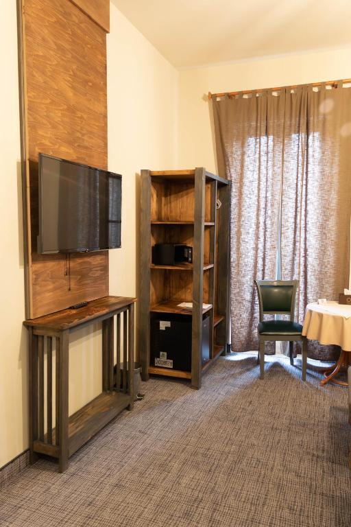 TV a/nebo společenská místnost v ubytování Apricot Hotel Yerevan