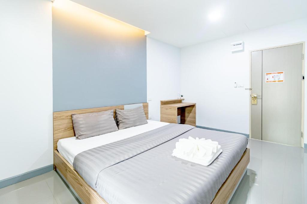 Postel nebo postele na pokoji v ubytování BeWish Residence Bangphlat