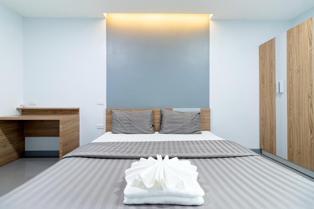 Postel nebo postele na pokoji v ubytování BeWish Residence Bangphlat
