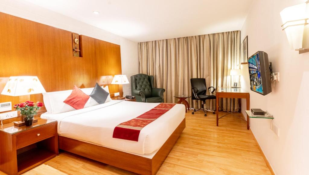 Postel nebo postele na pokoji v ubytování SFO Hotel and Suites