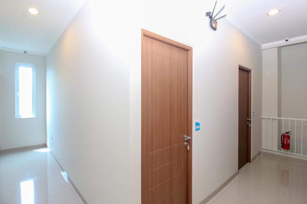 Fotografie z fotogalerie ubytování RedDoorz Plus near Soekarno Hatta Airport Taman Mahkota v destinaci Tangerang