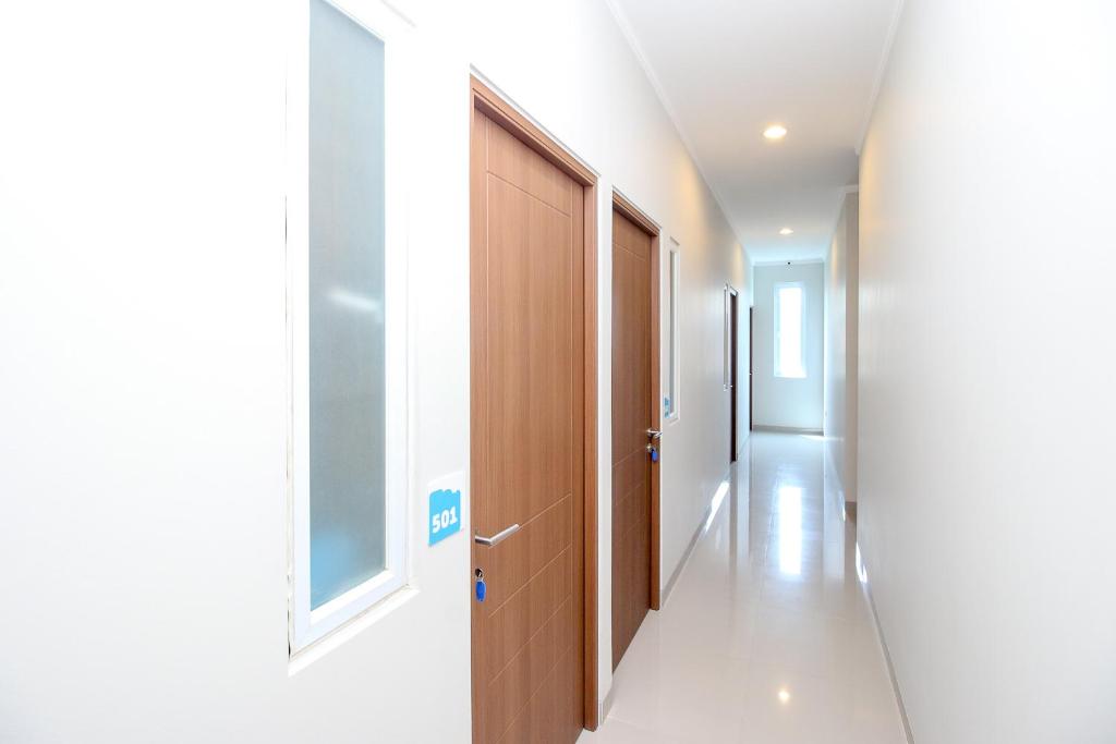 Fotografie z fotogalerie ubytování RedDoorz Plus near Soekarno Hatta Airport Taman Mahkota v destinaci Tangerang