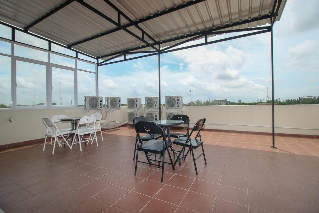 Balkón nebo terasa v ubytování RedDoorz Plus near Soekarno Hatta Airport Taman Mahkota