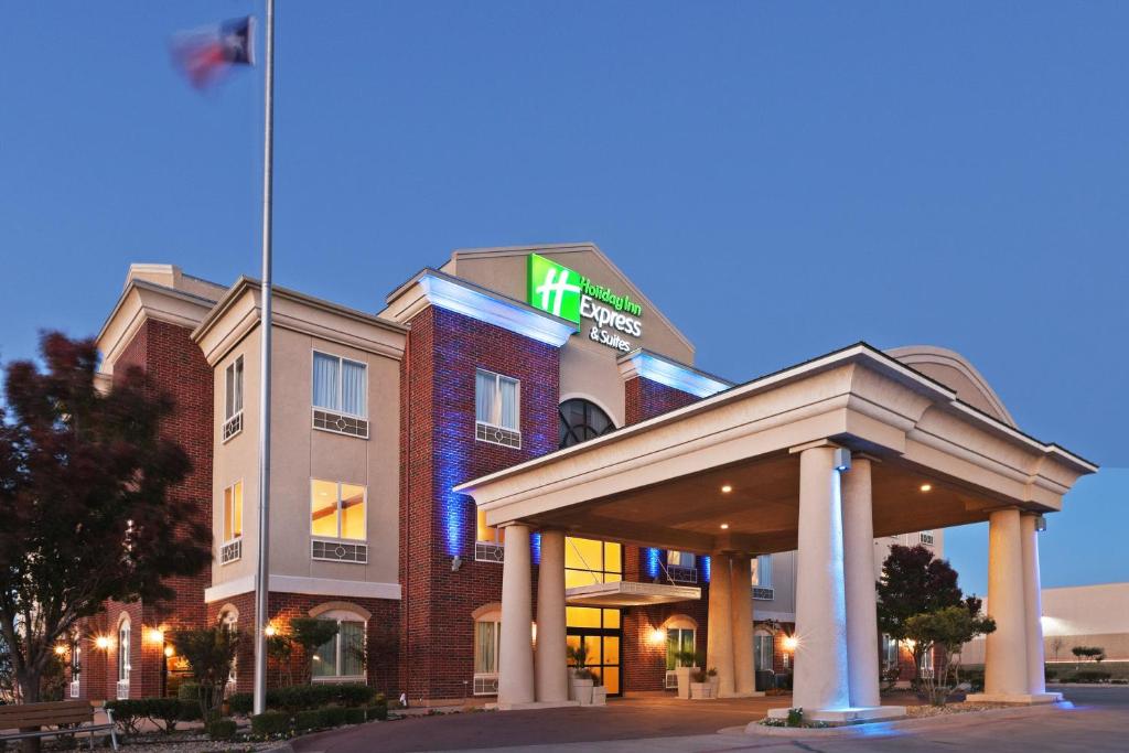 un hotel con un cartel en la parte delantera en Holiday Inn Express Hotel and Suites Abilene, an IHG Hotel, en Abilene