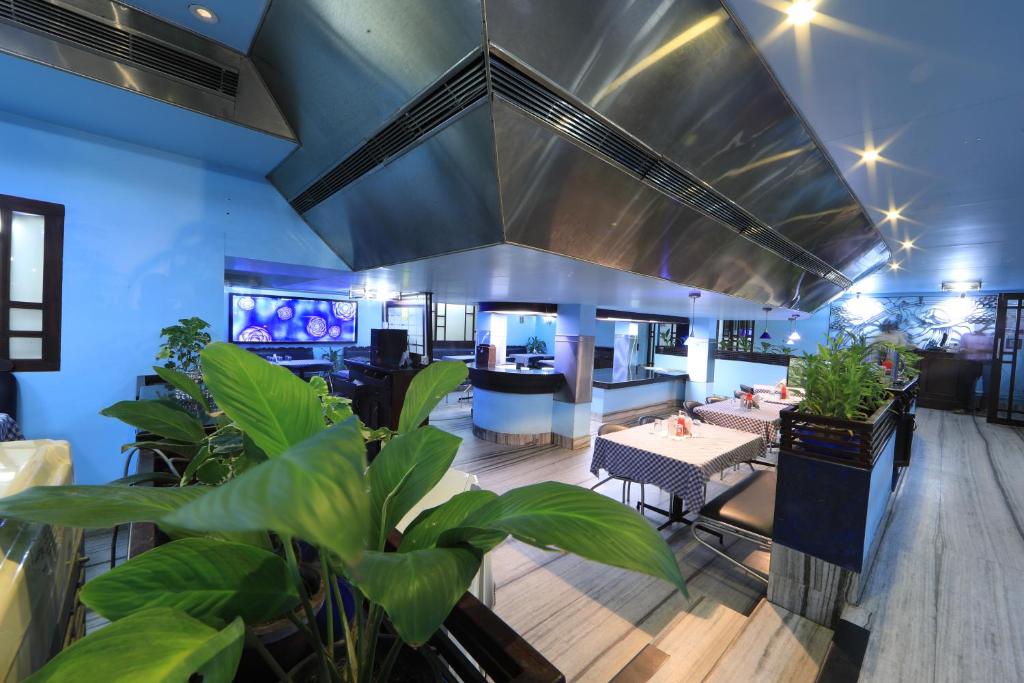 TV a/nebo společenská místnost v ubytování Bharat Hotel