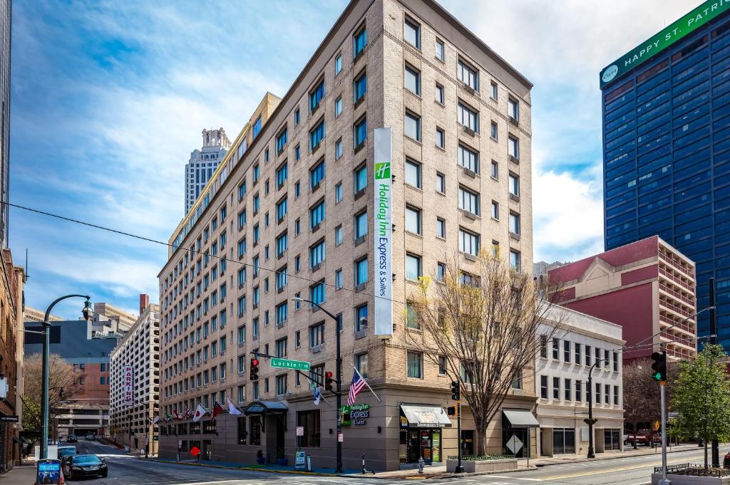 un edificio alto en una calle de la ciudad con edificios en Holiday Inn Express & Suites - Atlanta Downtown, an IHG Hotel, en Atlanta