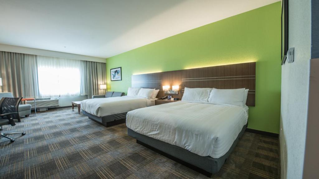 Tempat tidur dalam kamar di Holiday Inn Express & Suites - Dripping Springs - Austin Area, an IHG Hotel