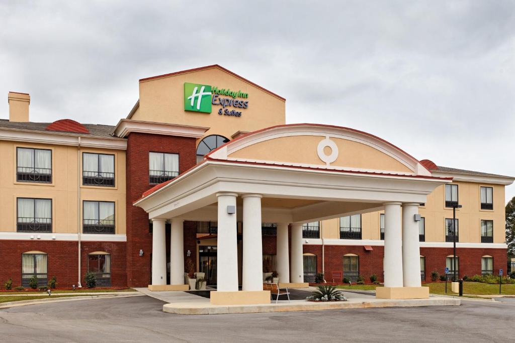 un hotel frente a un edificio en Holiday Inn Express - Andalusia, an IHG Hotel, en Andalusia