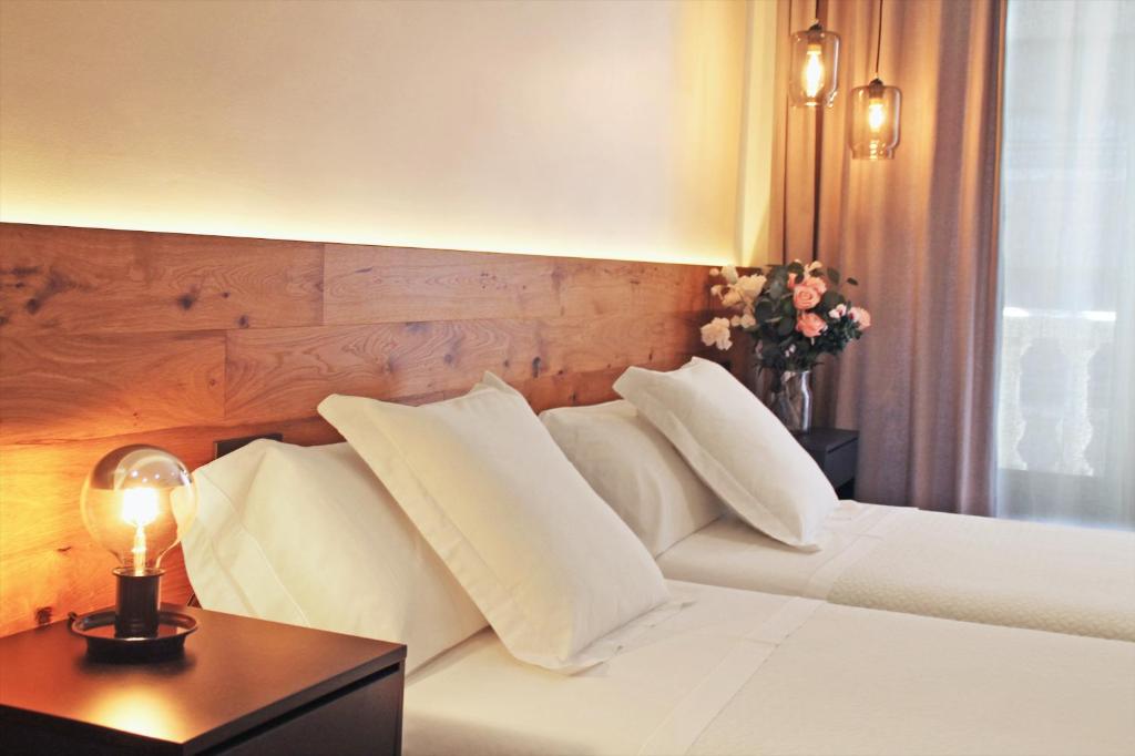 A bed or beds in a room at Hotel Boutique Astorga