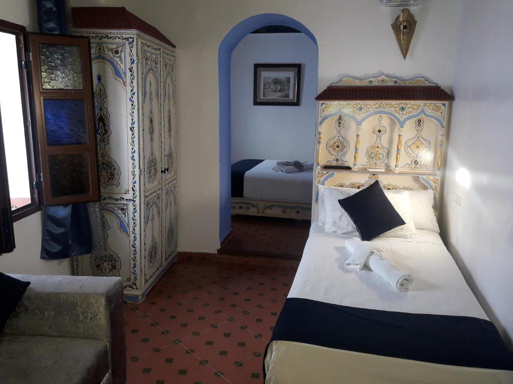 - une chambre avec un lit dans l'établissement Casa El Haouta, à Chefchaouen
