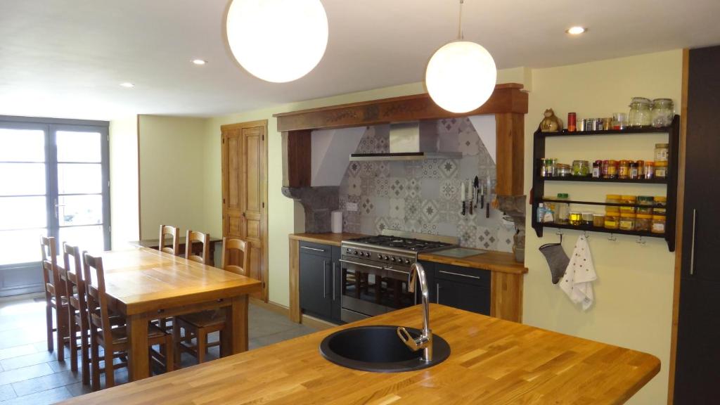 cocina con mesa de madera y fogones horno superior en Great house in center of Luz St Sauveur, en Luz-Saint-Sauveur