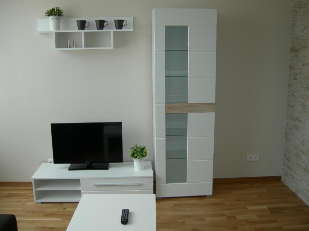 una sala de estar con TV en un armario blanco en Apartament VIP, en Zakopane