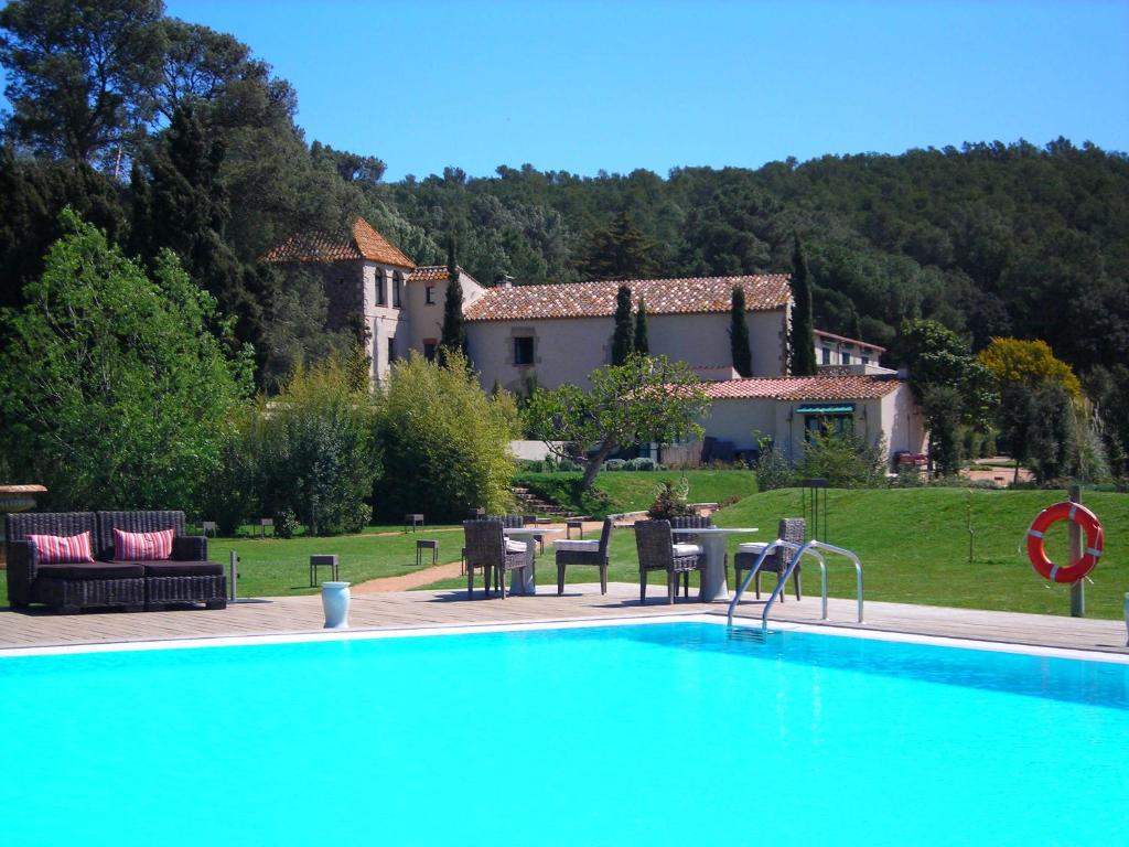 una grande piscina di fronte a una casa di Hotel La Malcontenta a Palamós