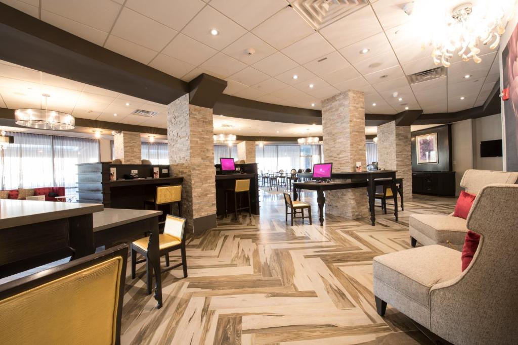 Posezení v ubytování Crowne Plaza Saddle Brook by IHG